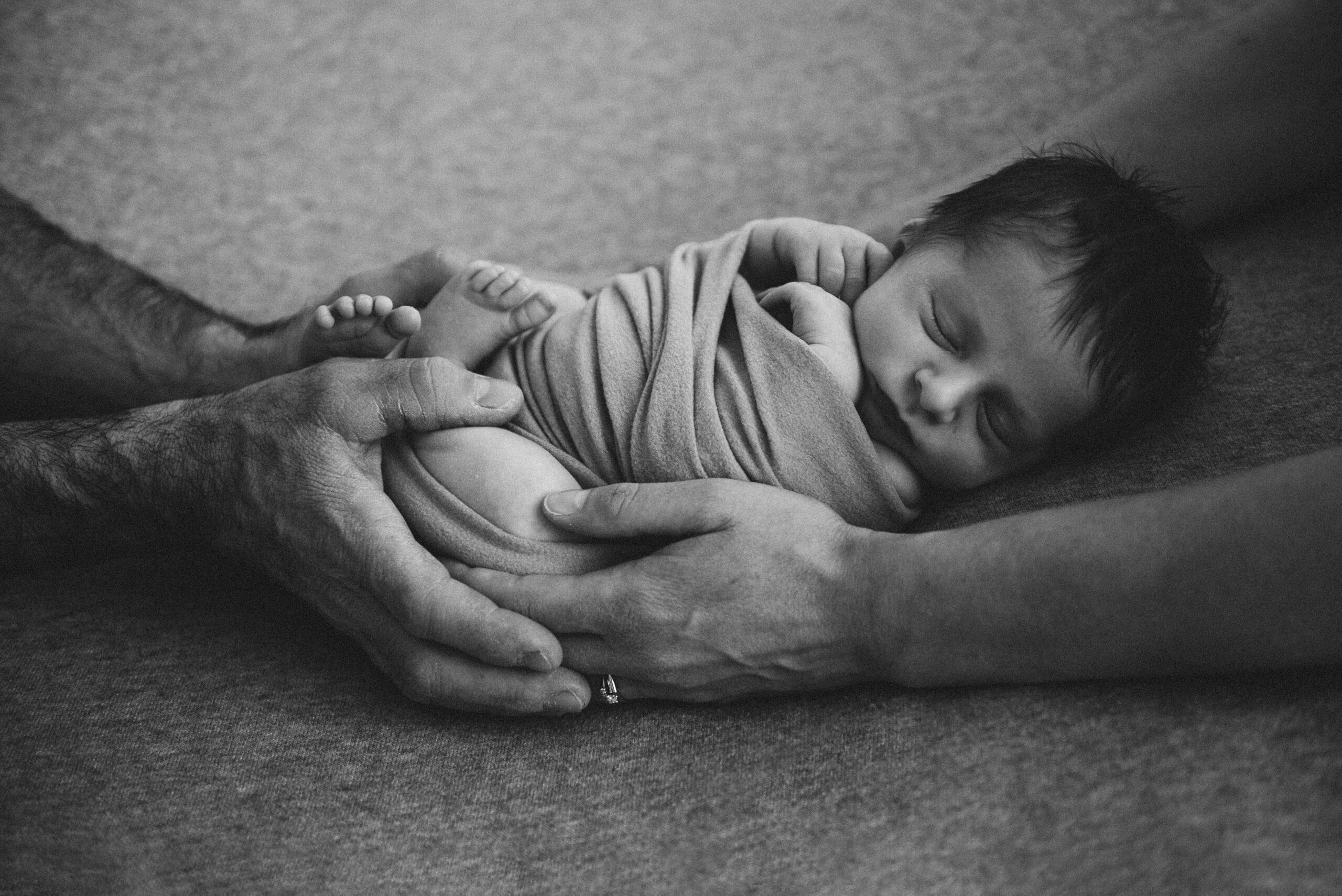 Neonato-belluno-montebelluna-fotografia-amore-mamma-papà-ospedale bassano-ospedale castelfranco-mamma e papà- fotografo specializzato neonato