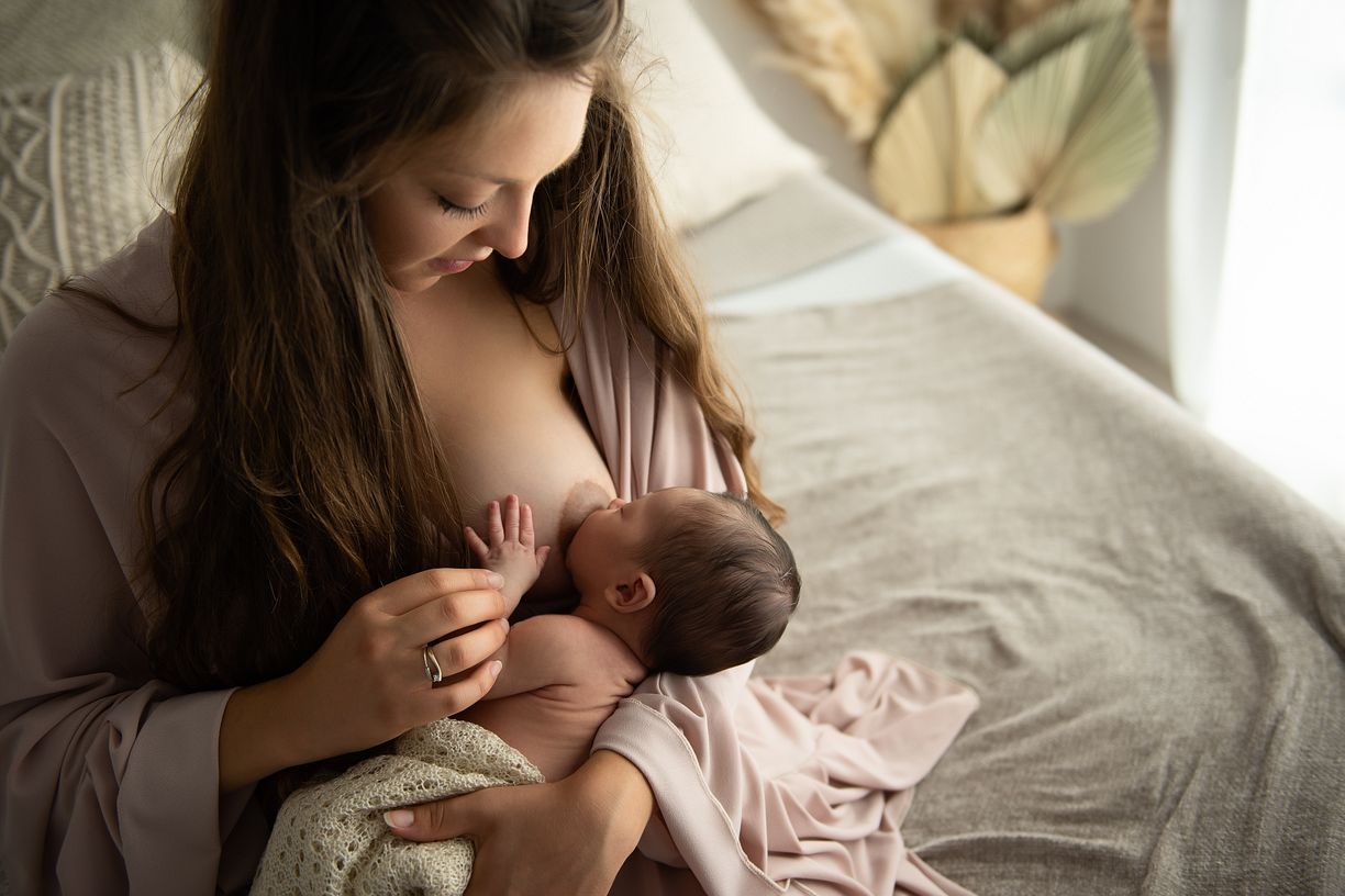 bimbi-allattamento-fotografo belluno-sessione neonato-nuova vita- ospedale feltre- ospedale belluno-neonata-foto prodessionali-famiglia_risultato